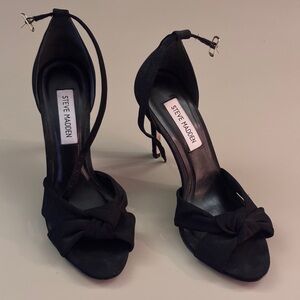 🖤Steve Madden Black Knotted Heels 🖤